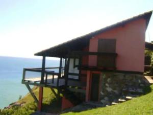 uma pequena casa com uma escada ao lado em Casa no Pontal do Atalaia - ESPETACULAR em Arraial do Cabo mais 11 fotografias