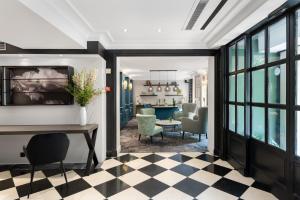 salon z podłogą wyłożoną szachownicą w obiekcie Hôtel le Royal Rive Gauche w Paryżu