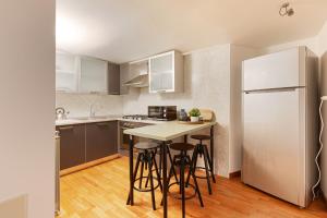 Kuchyň nebo kuchyňský kout v ubytování Sant'Ambrogio Design Apartment
