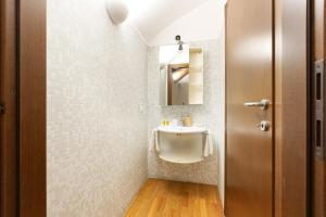 Koupelna v ubytování Sant'Ambrogio Design Apartment + 14 fotografií