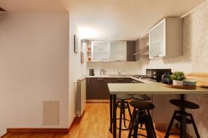 Kuchyň nebo kuchyňský kout v ubytování Sant'Ambrogio Design Apartment