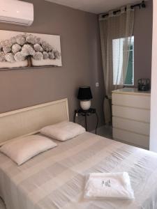 una camera da letto con un letto bianco con un cartello sopra di maison avec jardin à 400 m de la plage a Empuriabrava