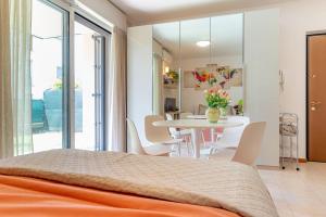 una camera con letto, tavolo e sedie di Studio with garden and parking, near Como Lake ad Albese Con Cassano