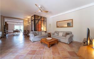 Posezení v ubytování Beautiful Home In Villegly With Kitchen