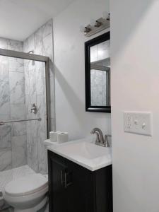 y baño con lavabo, aseo y ducha. en Dupont Beach House B, en Seaside Heights