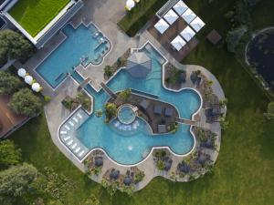 Výhled na bazén z ubytování Tritone LUXURY HOTEL THERMAE & SPA nebo okolí