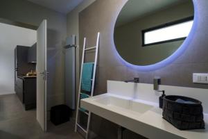 A bathroom at REAL STREET 21 Még 22 kép