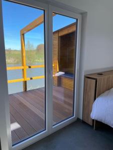 a room with a sliding glass door to a deck at Tiny-Teich-Haus auf dem Rittergut in Blomberg