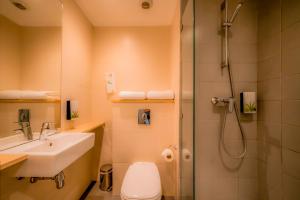 y baño con ducha, lavabo y aseo. en Premiere Classe Casablanca Centre Ville en Casablanca