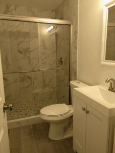 een badkamer met een douche, een toilet en een wastafel bij Dupont Beach House C in Seaside Heights