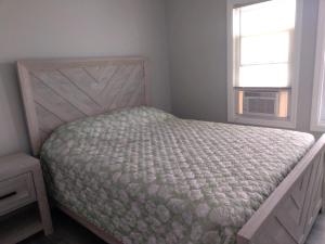 1 cama en un dormitorio con ventana en Dupont Beach House C, en Seaside Heights