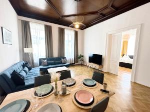 ウィーンにあるBoutique Hotel Columbiaのリビングルーム(青いソファ、テーブル付) +29枚の写真