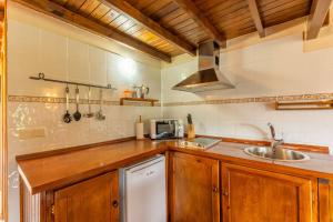 Kuchyňa alebo kuchynka v ubytovaní Apartamentos Rurales Los Picos de Redo