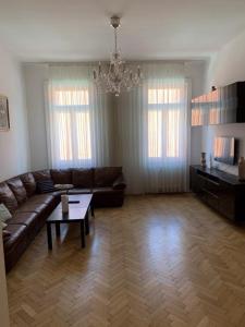 sala de estar con sofá y mesa en AIR-CONDITIONED LARGE APARTMENT en Viena