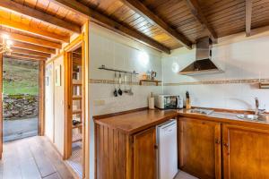 Kuchyňa alebo kuchynka v ubytovaní Apartamentos Rurales Los Picos de Redo