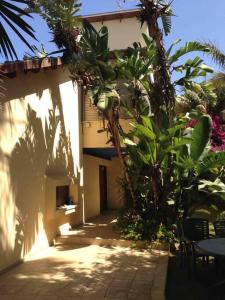 a building with a table and chairs in a courtyard at Maison herzliyah pitouach 5 minutes à pied la plage in Herzelia 