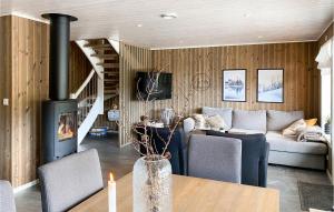 ノールフィヨーレイドにあるCozy Home In Nordfjordeid With Wifiのリビングルーム(ソファ、暖炉付)