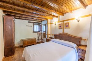 Posteľ alebo postele v izbe v ubytovaní Apartamentos Rurales Los Picos de Redo