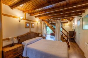 Posteľ alebo postele v izbe v ubytovaní Apartamentos Rurales Los Picos de Redo