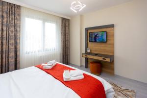 ein Schlafzimmer mit einem Bett, auf dem zwei Handtücher liegen in der Unterkunft Moonlight Suite in Trabzon