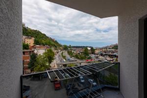 Blick auf eine Stadt aus einem Fenster eines Gebäudes in der Unterkunft Moonlight Suite in Trabzon
