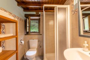 Kúpeľňa v ubytovaní Apartamentos Rurales Los Picos de Redo