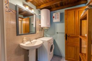 Kúpeľňa v ubytovaní Apartamentos Rurales Los Picos de Redo