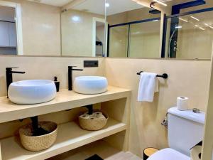 bagno con lavandino e servizi igienici di Adosado Las Gaviotas Casa completa a Tarifa