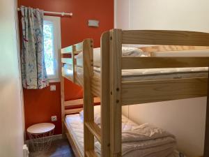 サンティレール・ド・リエにあるLe Domaine des Pinsの窓付きの客室で、二段ベッド2台が備わります。