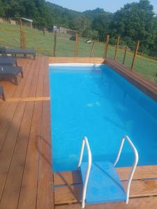 a swimming pool on a wooden deck with a wooden deck at Agriturismo Cisogna in Anagni