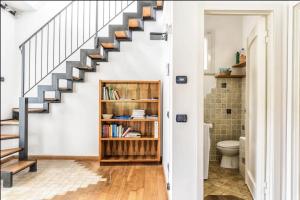 eine Treppe in einem Badezimmer mit Bücherregal in der Unterkunft Riviera in Levanto