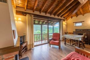 Televízia a/alebo spoločenská miestnosť v ubytovaní Apartamentos Rurales Los Picos de Redo