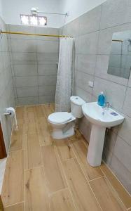 Un baño de Apartahotel La Gruta