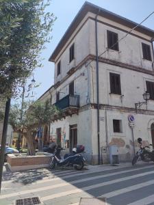 deux motocycles garés devant un bâtiment dans l'établissement Affreschi & Trabocchi House, à Treglio