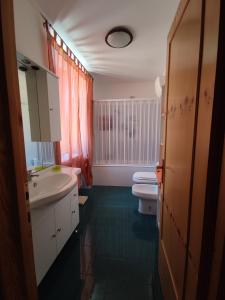 La salle de bains est pourvue d'un lavabo et de toilettes. dans l'établissement Affreschi & Trabocchi House, à Treglio