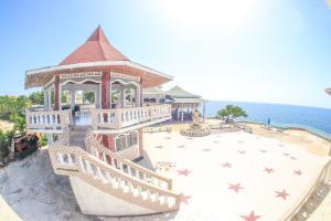 O vedere generală la mare sau o vedere la mare
luată din acest hotel