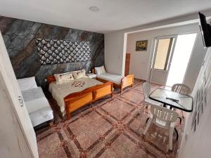 烏爾齊尼的住宿－Peci Apartments，小房间设有一张床和一张桌子