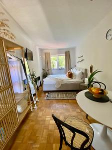 - une chambre avec un lit, une table et des chaises dans l'établissement Modern Couples Coastal Getaway MM, à Crikvenica