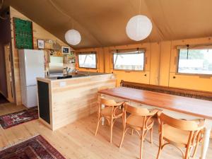 una cucina e una sala da pranzo con tavolo e sedie in legno di Lucky Clucky Lodge a Llandudno