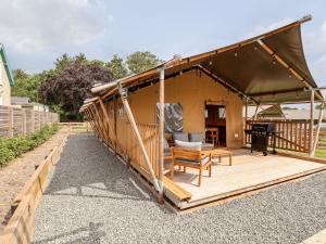 una grande tenda con sedia e pianoforte di Lucky Clucky Lodge a Llandudno