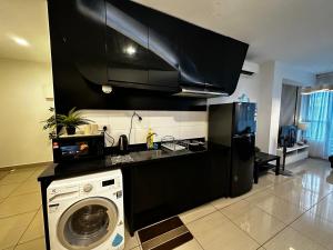 cocina con lavadora en Comfy Family Suite ArtePlus Jalan Ampang en Kuala Lumpur