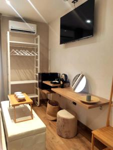 TV a/nebo společenská místnost v ubytování Ti Scialíi Suites Rooms and Relax