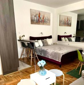 Un dormitorio con una cama y una mesa y sillas. en Sweet studio apartment Living in Rijeka, en Rijeka 46 fotos más