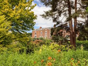 a view of a building from the garden at Rock House Apartment in Newtown