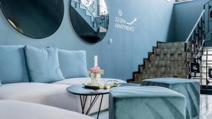 Marienhof Apartments في دروبولاش ام فاكر سى: غرفة معيشة مع أريكة وطاولة مع شمعة
