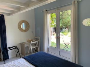 Säng eller sängar i ett rum på Mérig'home Chambre BD climatisée dans maison avec piscine au calme en ville, SdB & toilettes privés