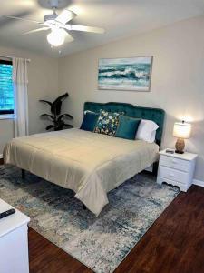- une chambre avec un lit et un ventilateur de plafond dans l'établissement Cozy Coastal Cottage in Heart of St. Augustine, à Saint Augustine
