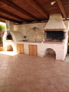 una casa con patio y cocina al aire libre. en Villa Aspro en Xirostérnion