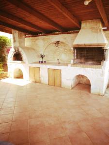 a large patio with an outdoor kitchen in a building at Villa Aspro in Xirostérnion