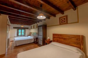 Posteľ alebo postele v izbe v ubytovaní Apartamentos Rurales Los Picos de Redo